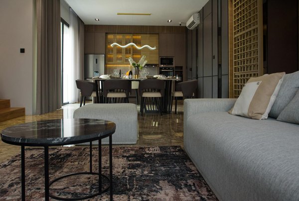 How can you style oversized clothing without losing your shape?